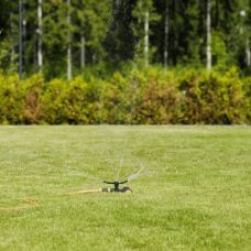 Дождеватель Fiskars вихревой, металлический, с колесами (1023657)