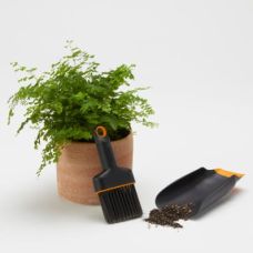 Садовая лопатка и щетка Fiskars для пересадки растений