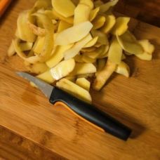 Нож для корнеплодов с изогнутым лезвием Fiskars Functional Form 7 см (1057545)