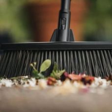 Универсальная щетка  Fiskars М (1025921)
