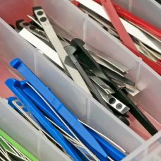 Футляр Victorinox із запчастинами (зубочистки, пінцети (по 10 шт для ножів 58 мм та 91 мм) та шнур (5 шт) у 4 кольорах) (175х141х32 мм)