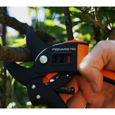Секатор Fiskars PowerStep Р83 з храповим механізмом (1000575)