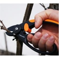 Секатор Fiskars FingerLoop P43 с наковальней и петлей для пальцев (1001535)