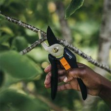 Секатор Fiskars Solid P121 обвідний (1057160)