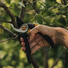 Секатор Fiskars Solid P321 обводной (1057162)