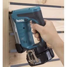 Степлер аккумуляторный Makita DST221Z 18В скоба 10-22/0.6х1.2мм без АКБ и ЗП